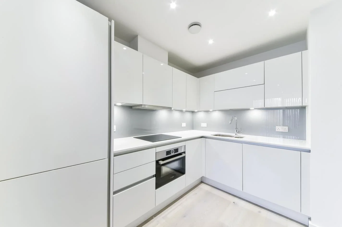 Flat Goodwin Street in Greater London