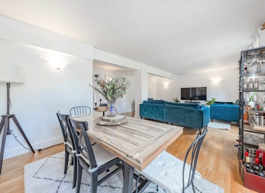 Flat Gainsford Street in Greater London