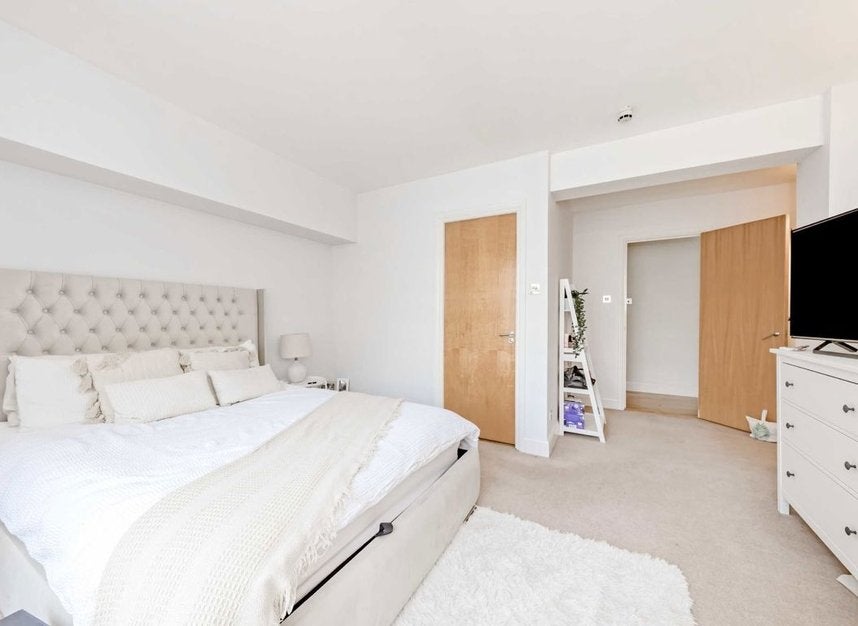 Flat Gainsford Street in Greater London