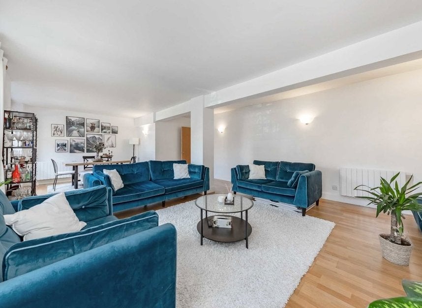 Flat Gainsford Street in Greater London