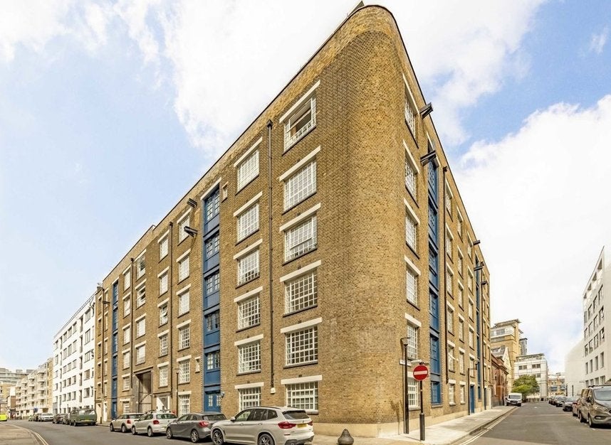 Flat Gainsford Street in Greater London