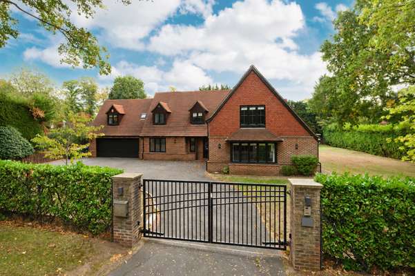 House Fairmile Avenue in Elmbridge