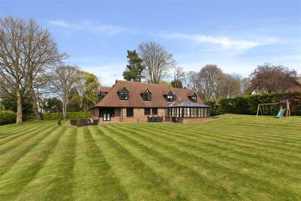 House Fairmile Avenue in Elmbridge