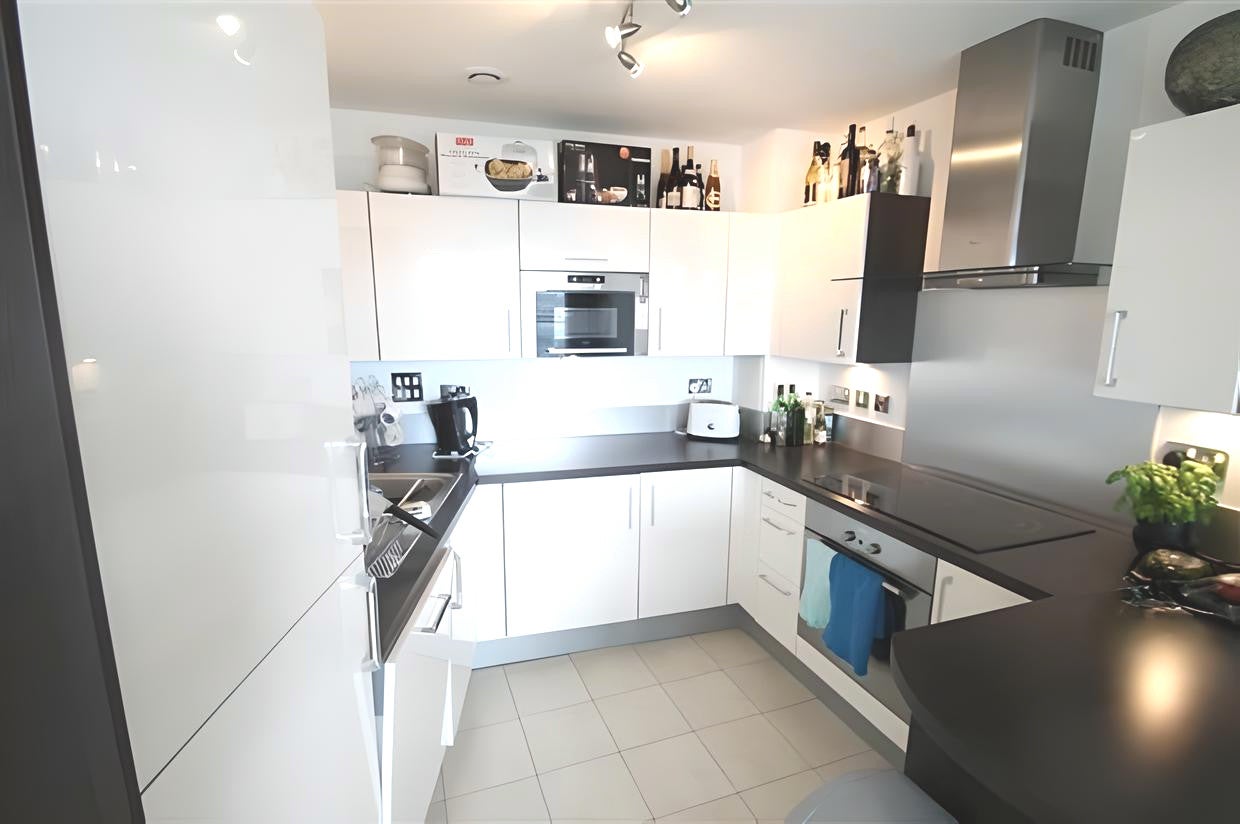 Flat Mapleton Road in Greater London
