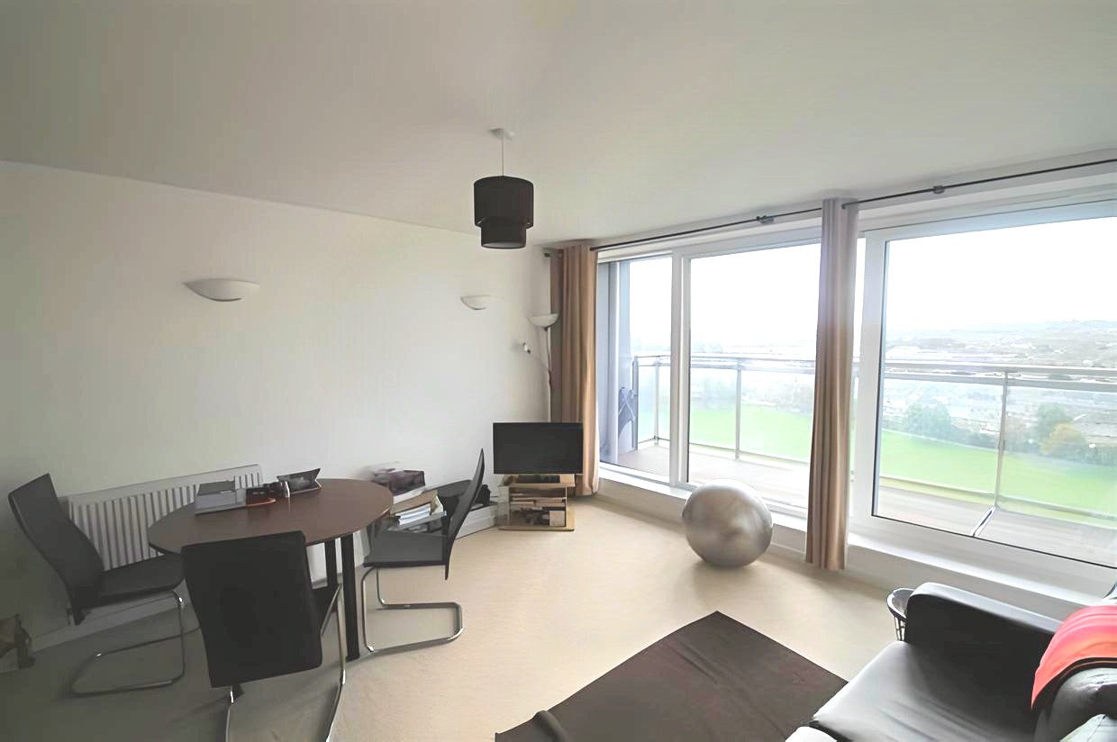 Flat Mapleton Road in Greater London