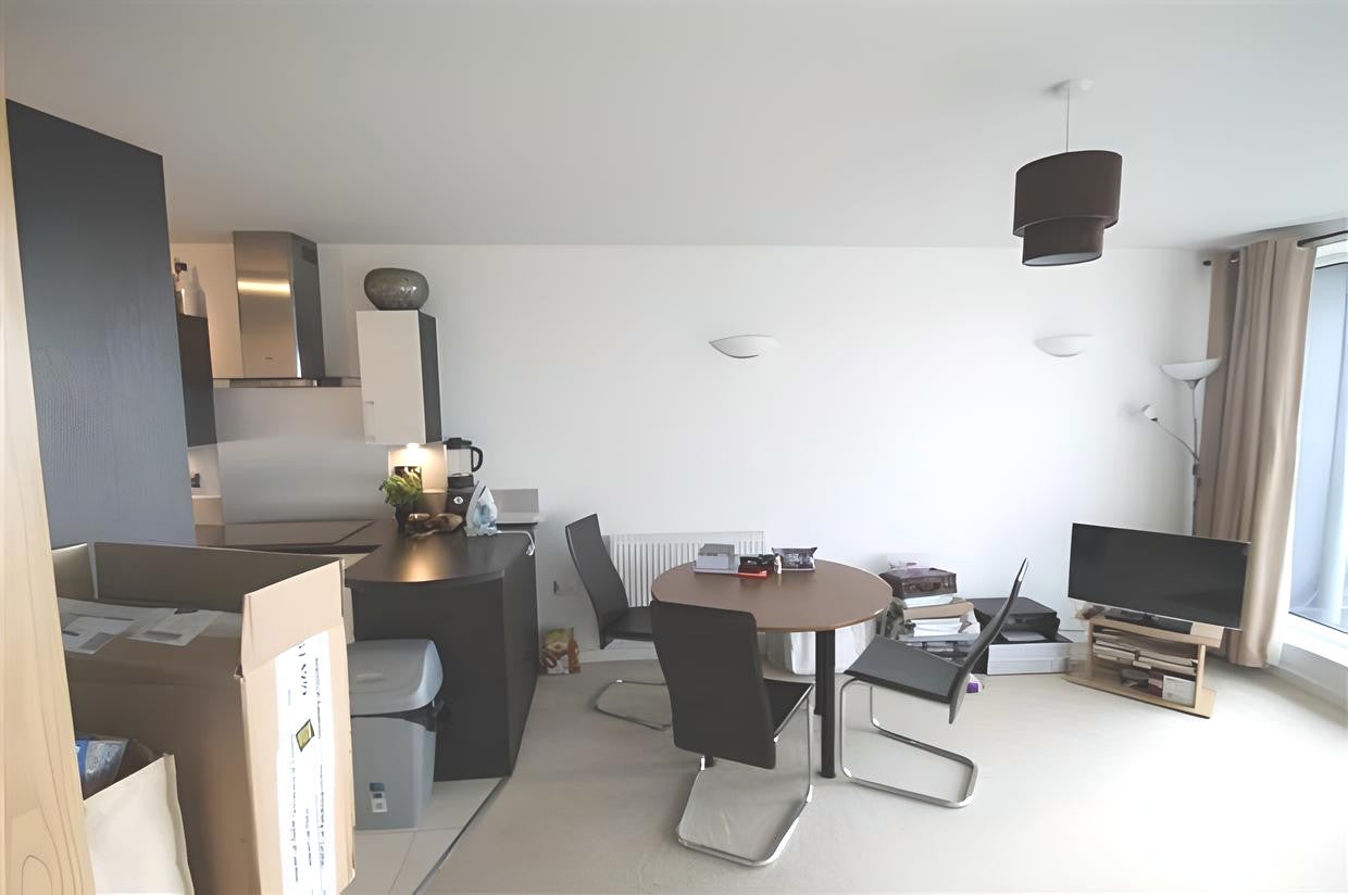 Flat Mapleton Road in Greater London