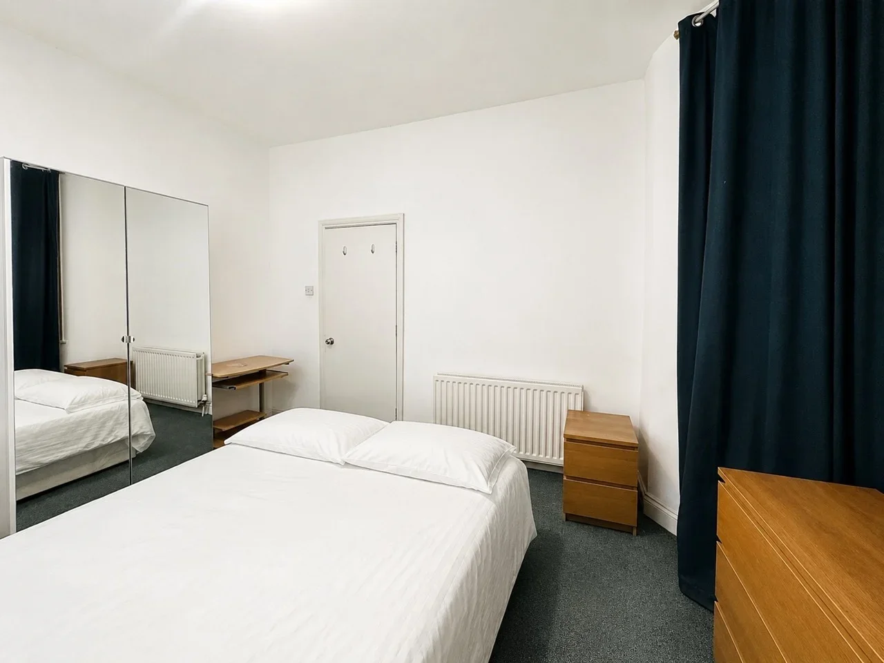 Room Bush Road in Greater London