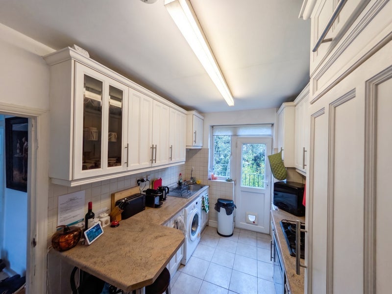 Room Crescent Road in Greater London