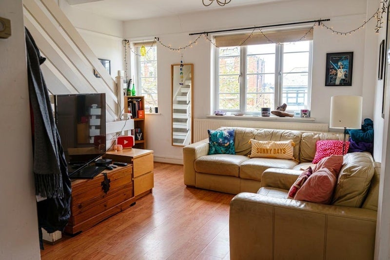 Room Crescent Road in Greater London