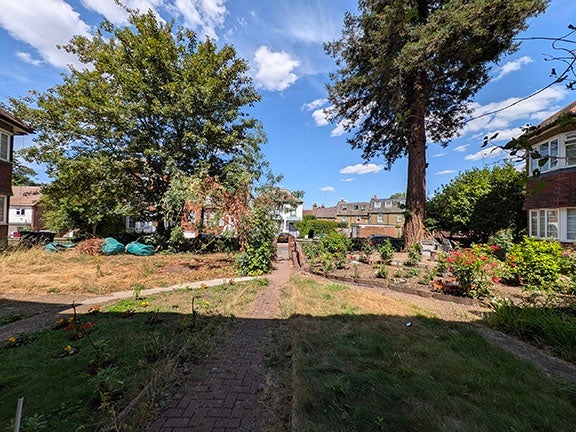 Room Crescent Road in Greater London
