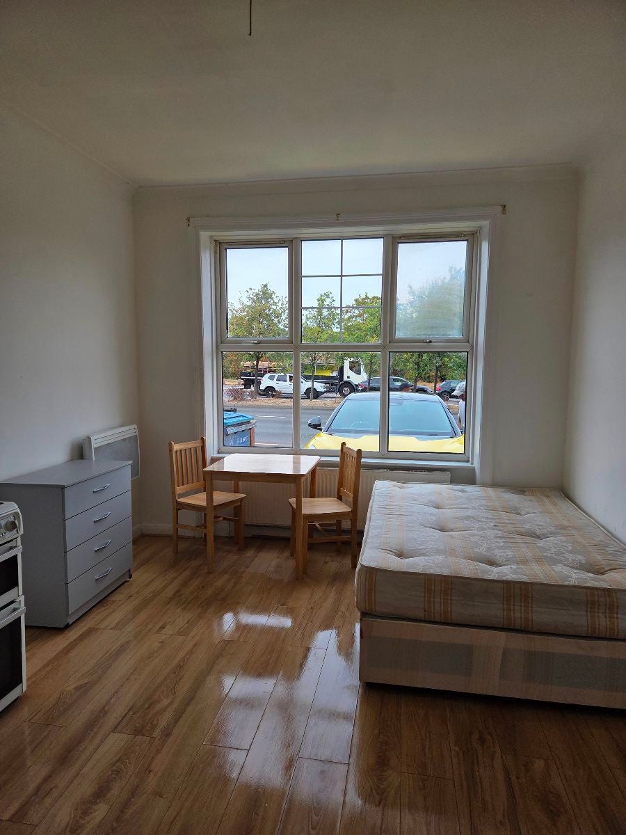 Room Bowes Road in Greater London