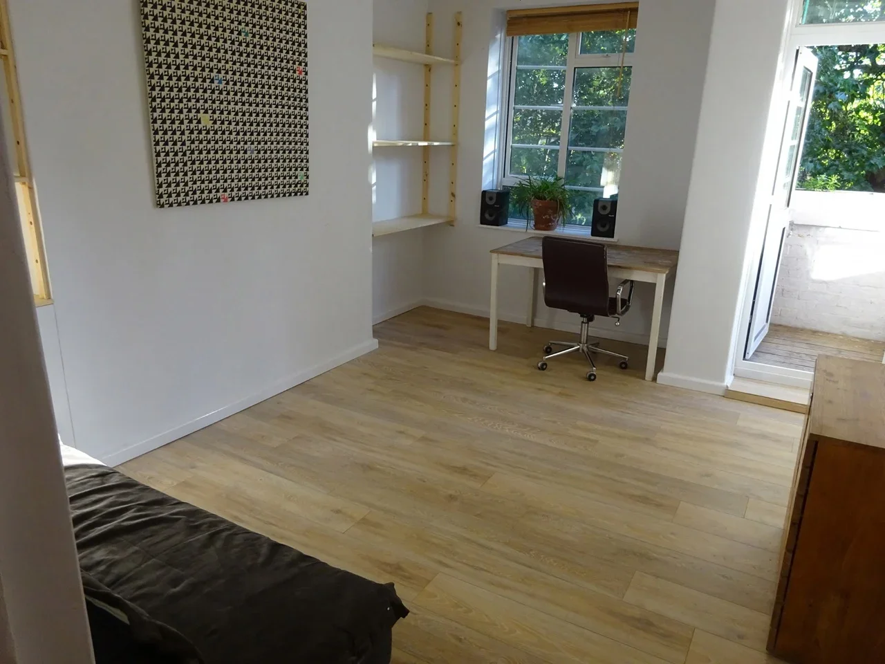 Flat Mackintosh Lane in London