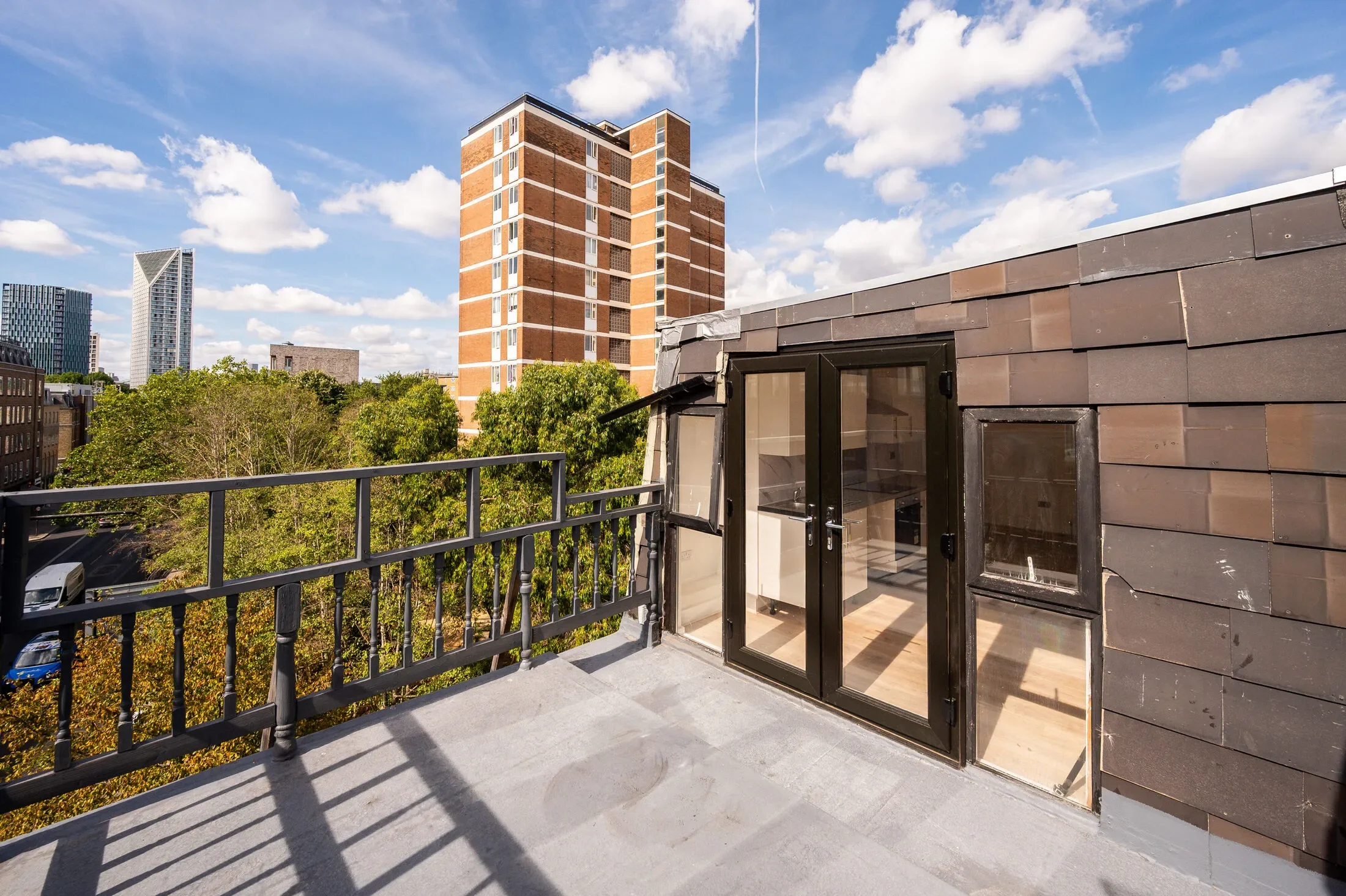 Flat Sanctuary Street in Greater London