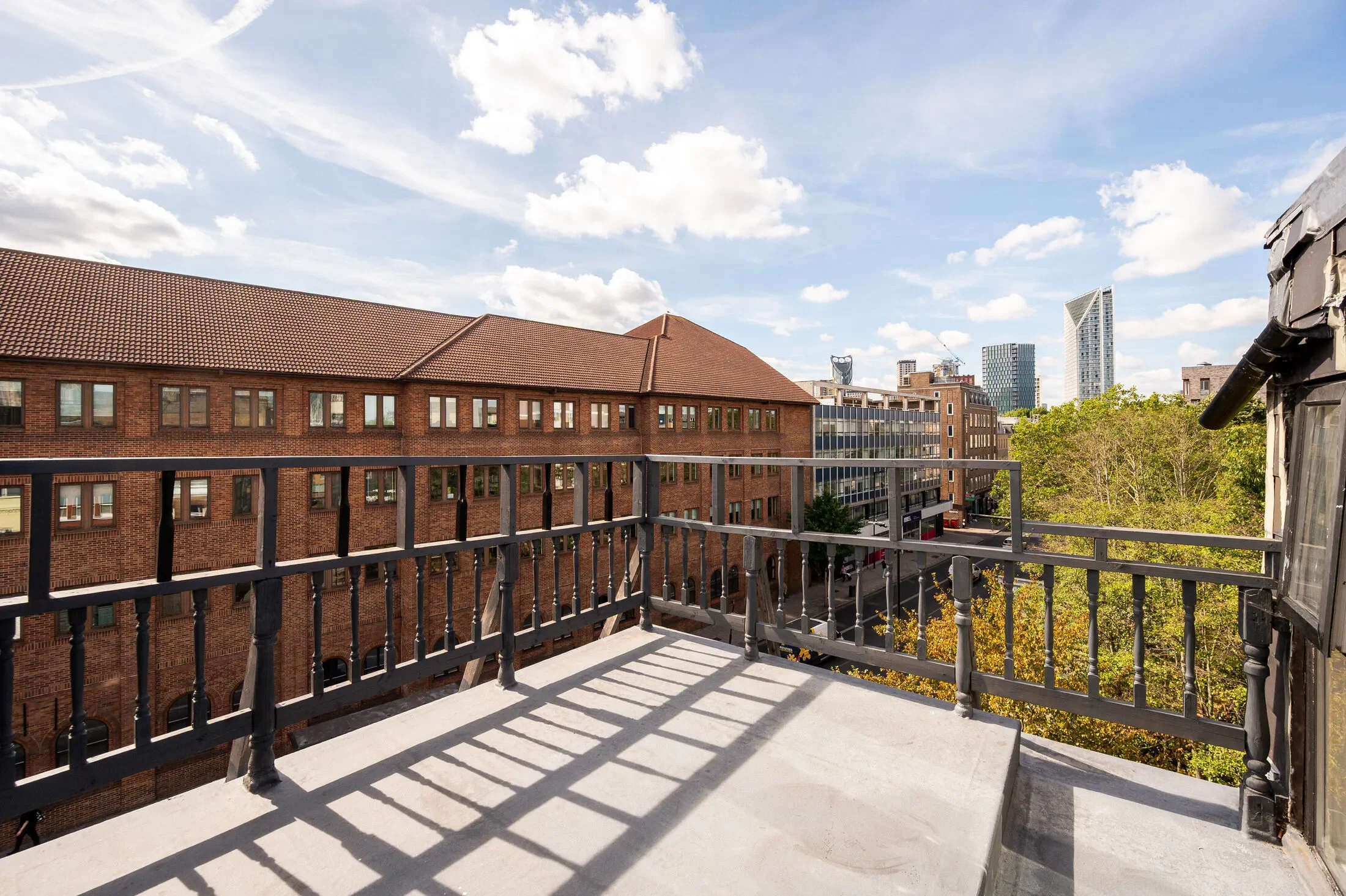 Flat Sanctuary Street in Greater London