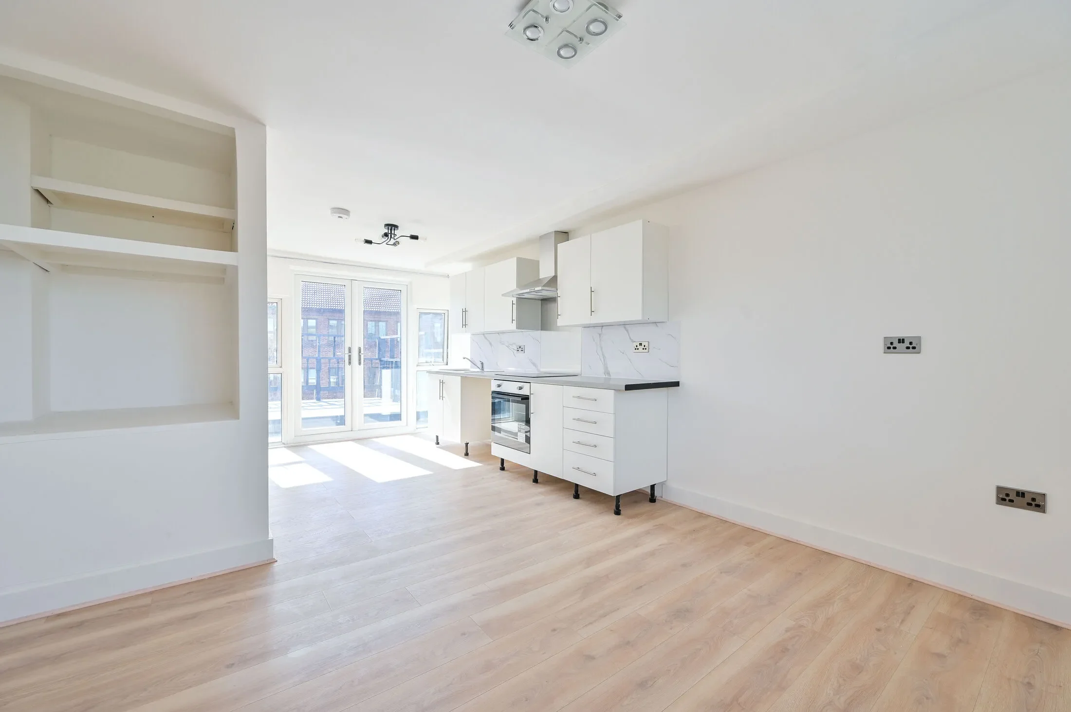 Flat Sanctuary Street in Greater London