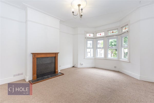 Flat Hawkesbury Road in Bristol