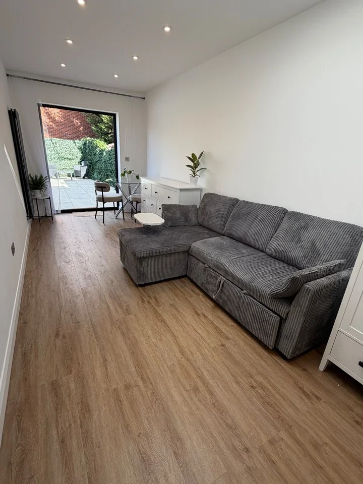 Flat Cumberland Drive in Greater London