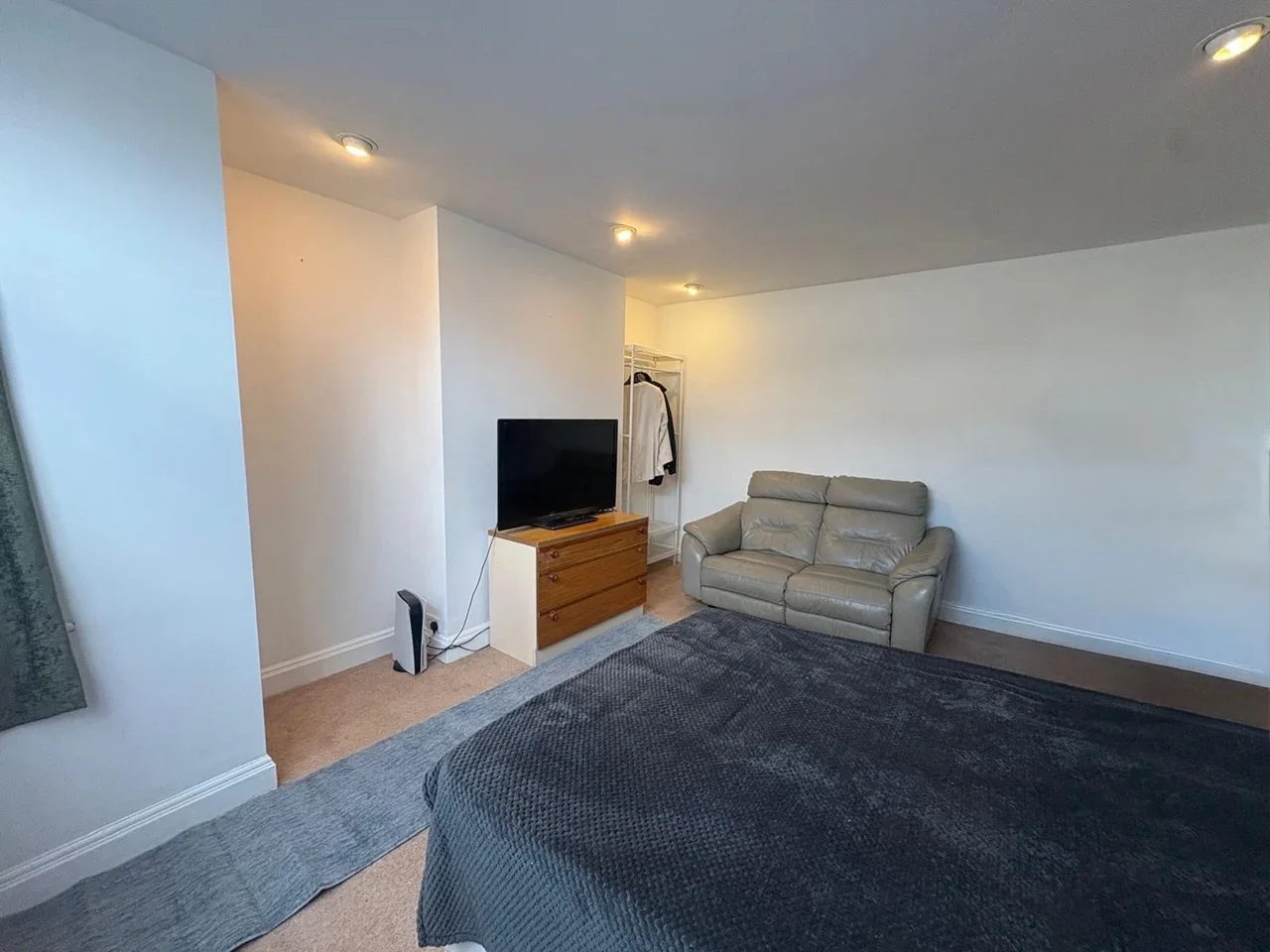 Room Moat Drive in Greater London