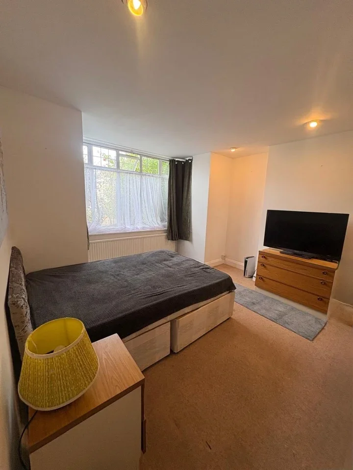 Room Moat Drive in Greater London