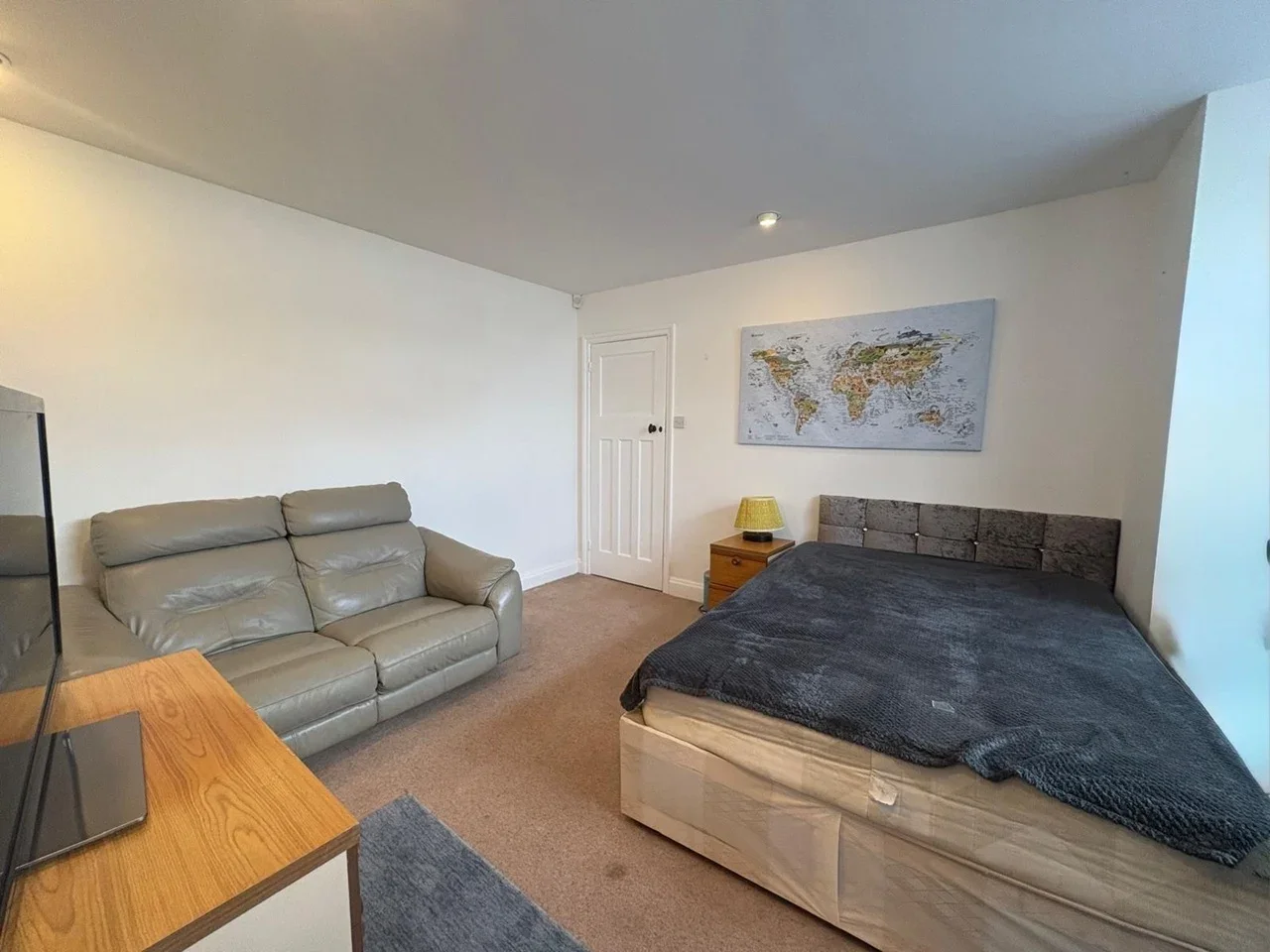 Room Moat Drive in Greater London