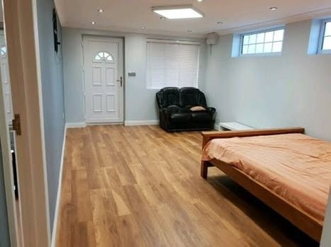 Flat Oakley Avenue in Greater London