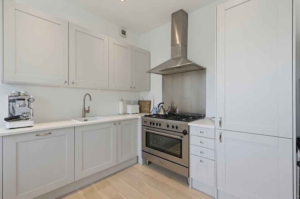 Flat Finborough Road in Greater London