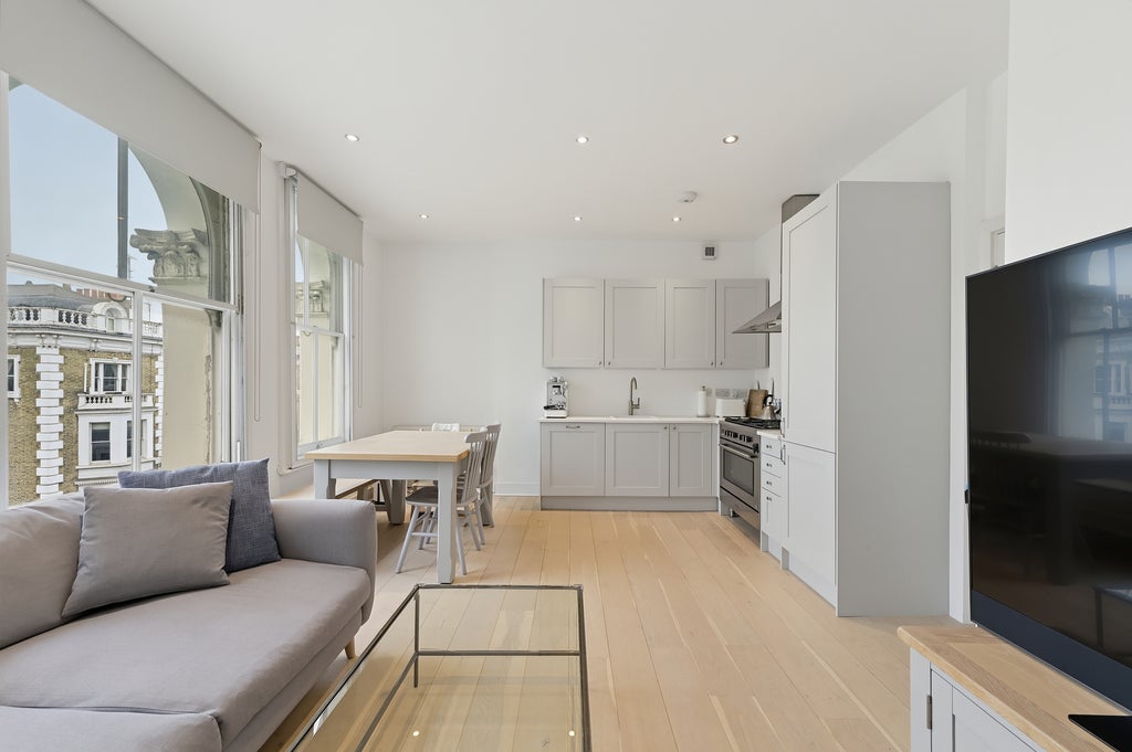 Flat Finborough Road in Greater London