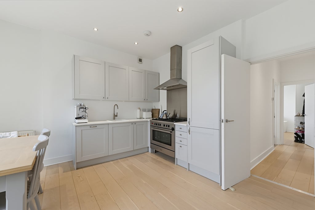 Flat Finborough Road in Greater London