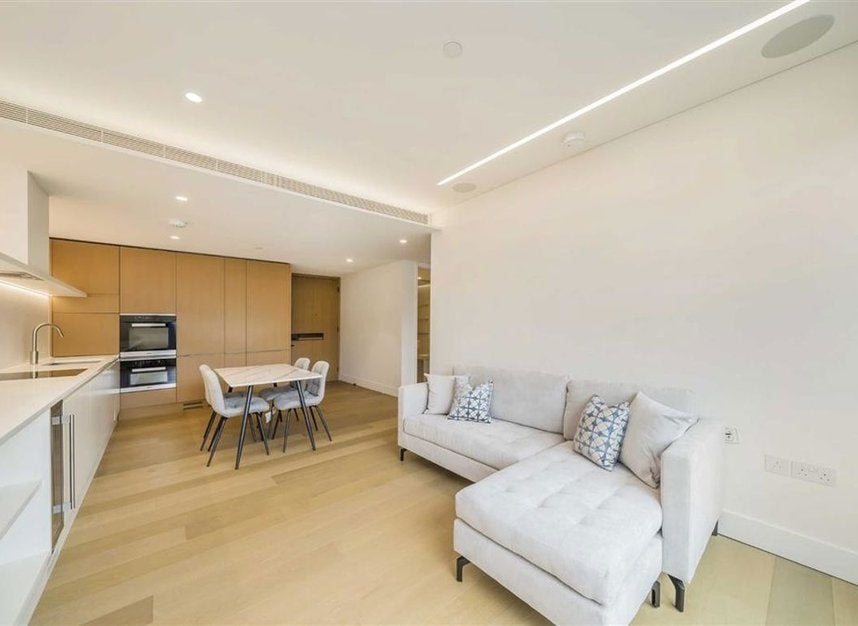 Flat Rathbone Place in City of Westminster