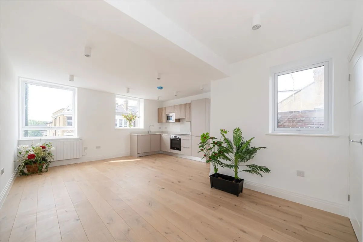 Flat Elfin Grove in Greater London