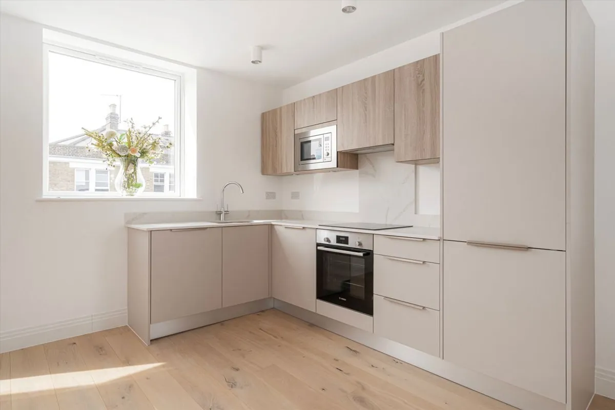Flat Elfin Grove in Greater London