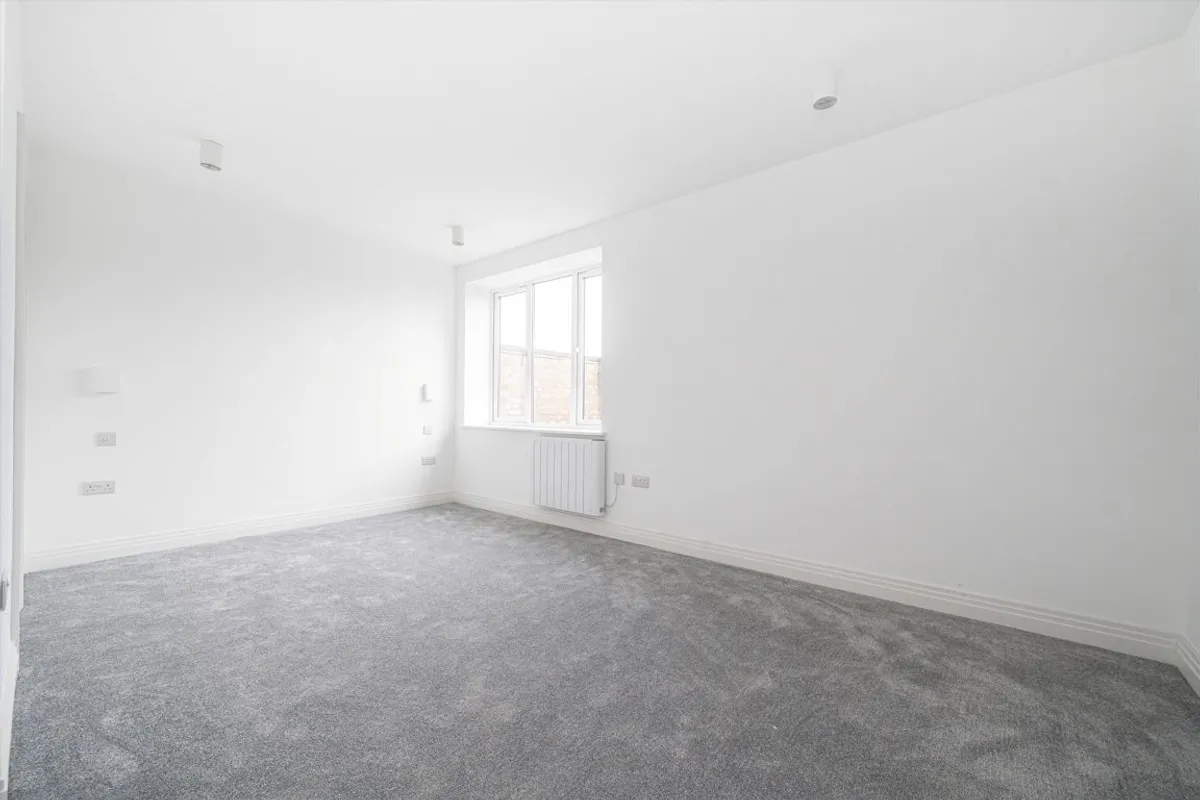 Flat Elfin Grove in Greater London