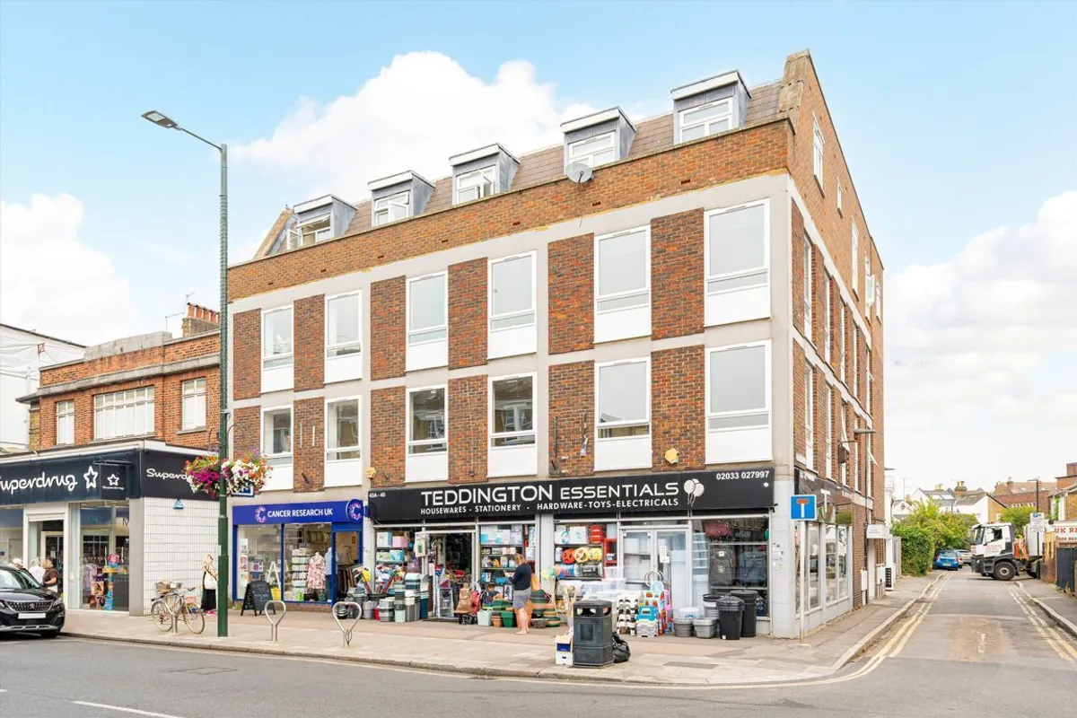Flat Elfin Grove in Greater London
