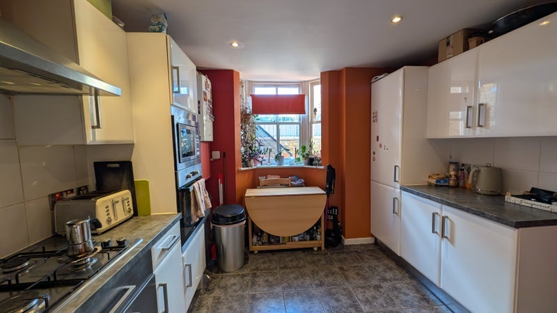 Room Grove Road in Greater London