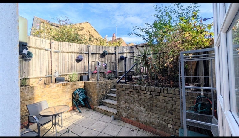 Room Grove Road in Greater London