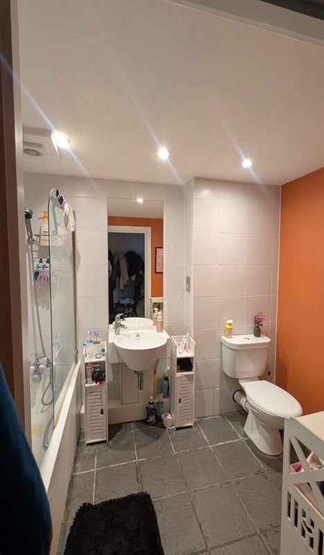 Room Grove Road in Greater London