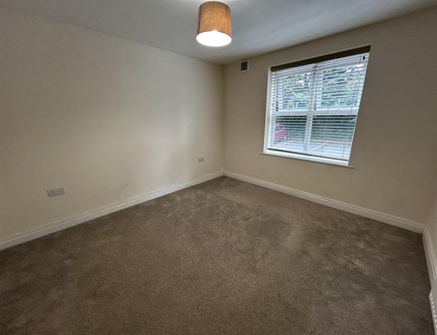 Flat Cheswick Close in Manchester