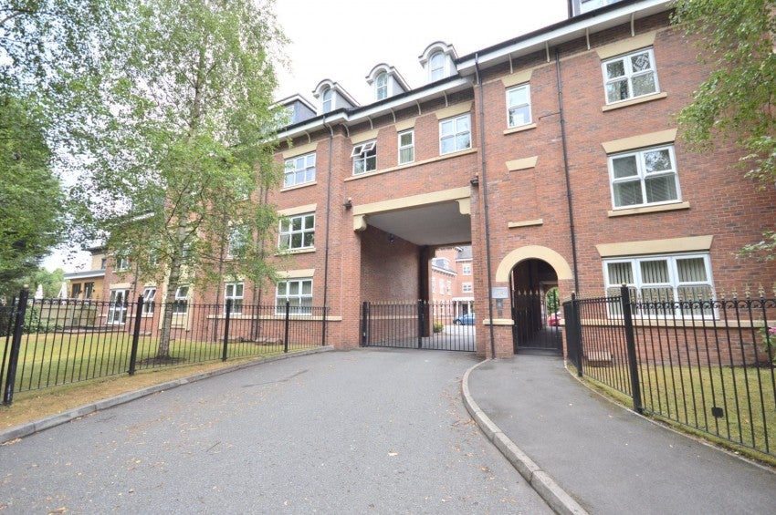 Flat Cheswick Close in Manchester
