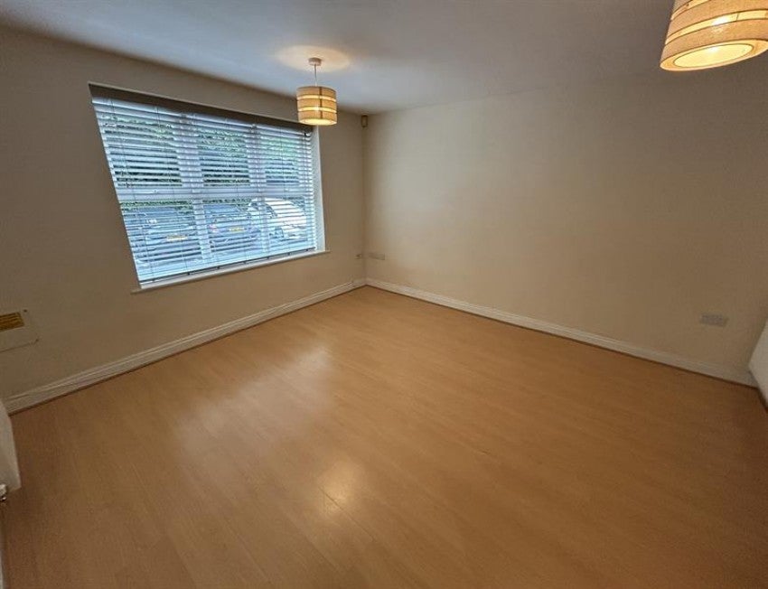 Flat Cheswick Close in Manchester