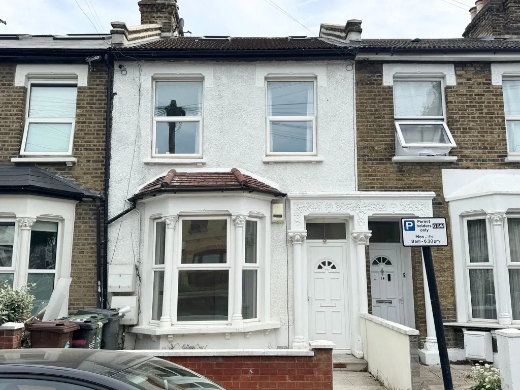 Flat Buckland Road in Greater London