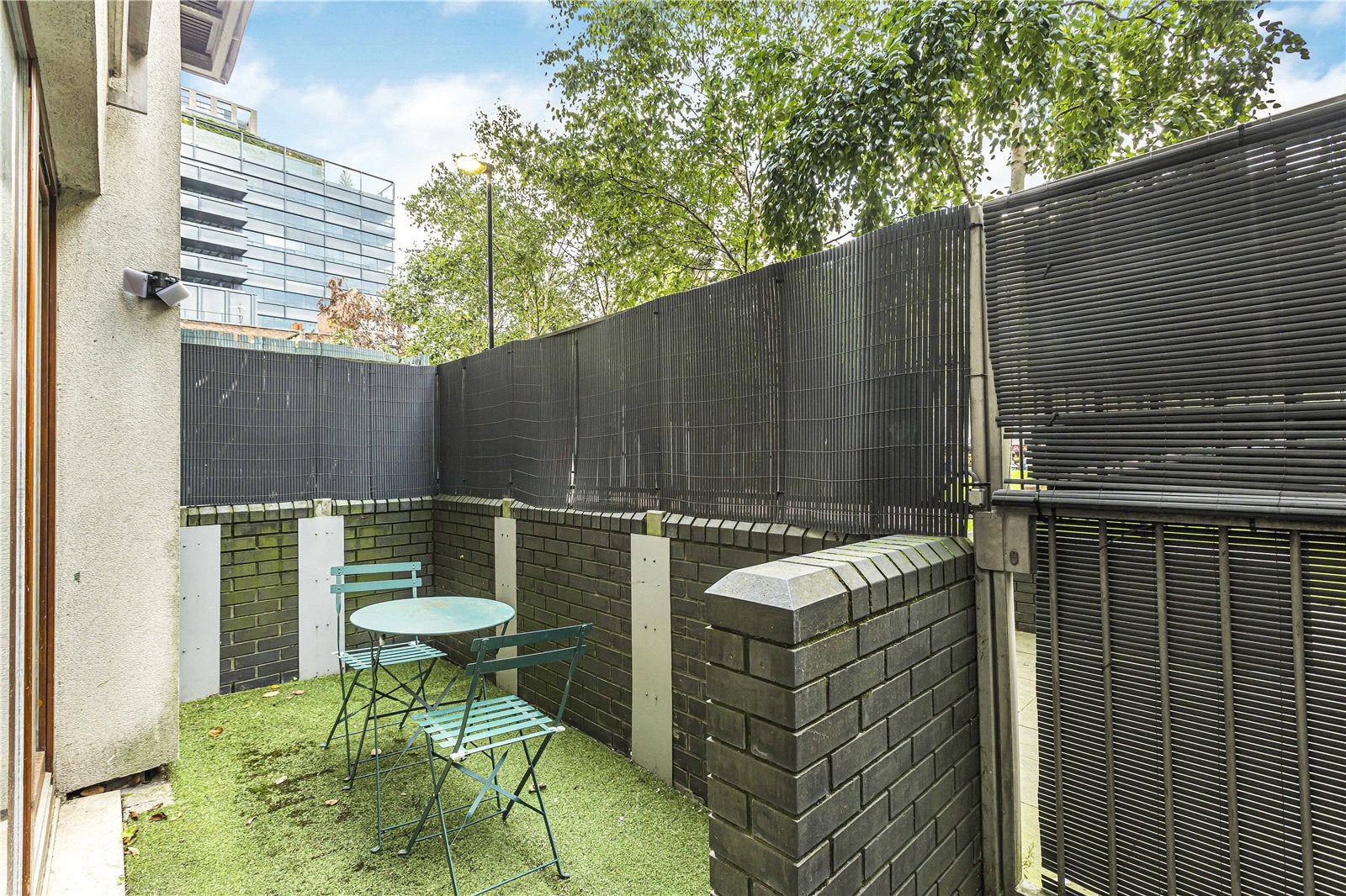 Flat Plumbers Row in Greater London