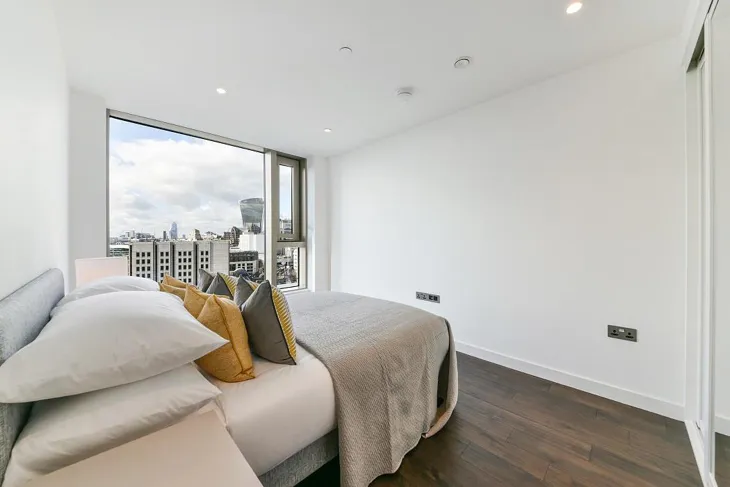 Flat Royal Mint Street in Greater London