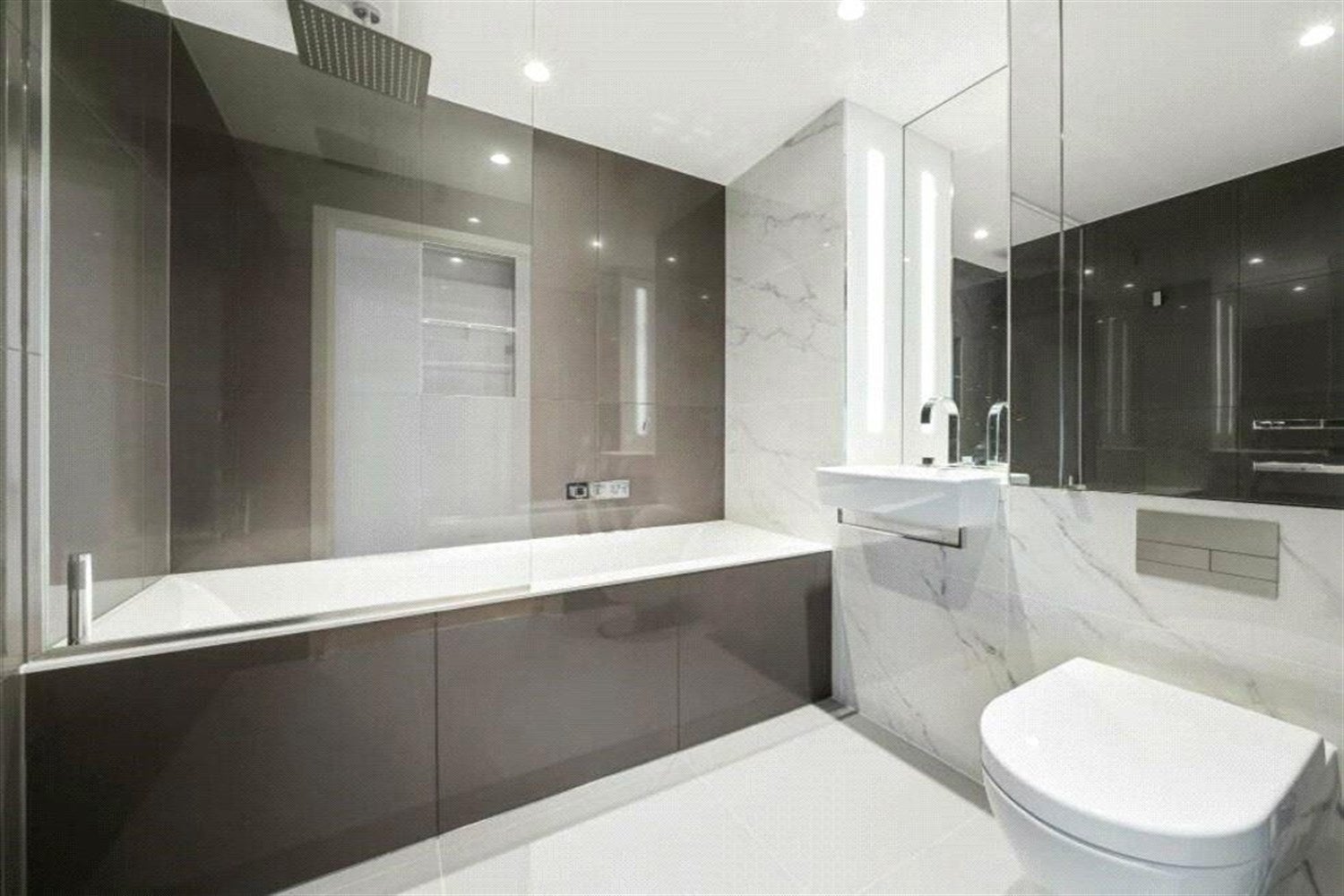 Flat South Quay Walk in Greater London