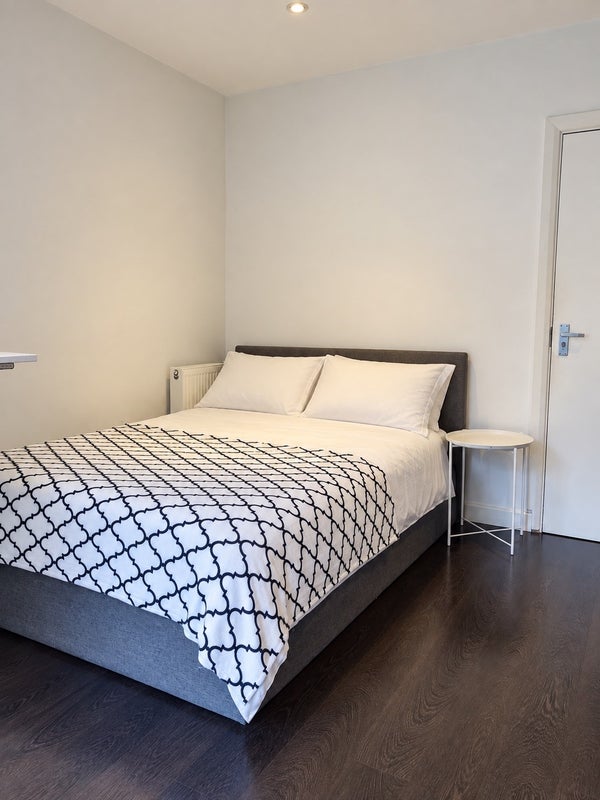 Room Harford Street in Greater London