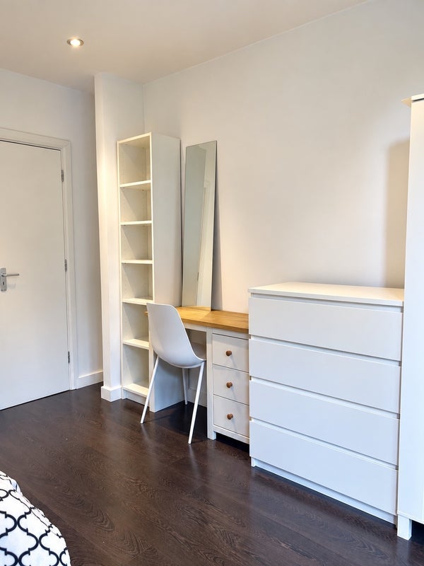 Room Harford Street in Greater London