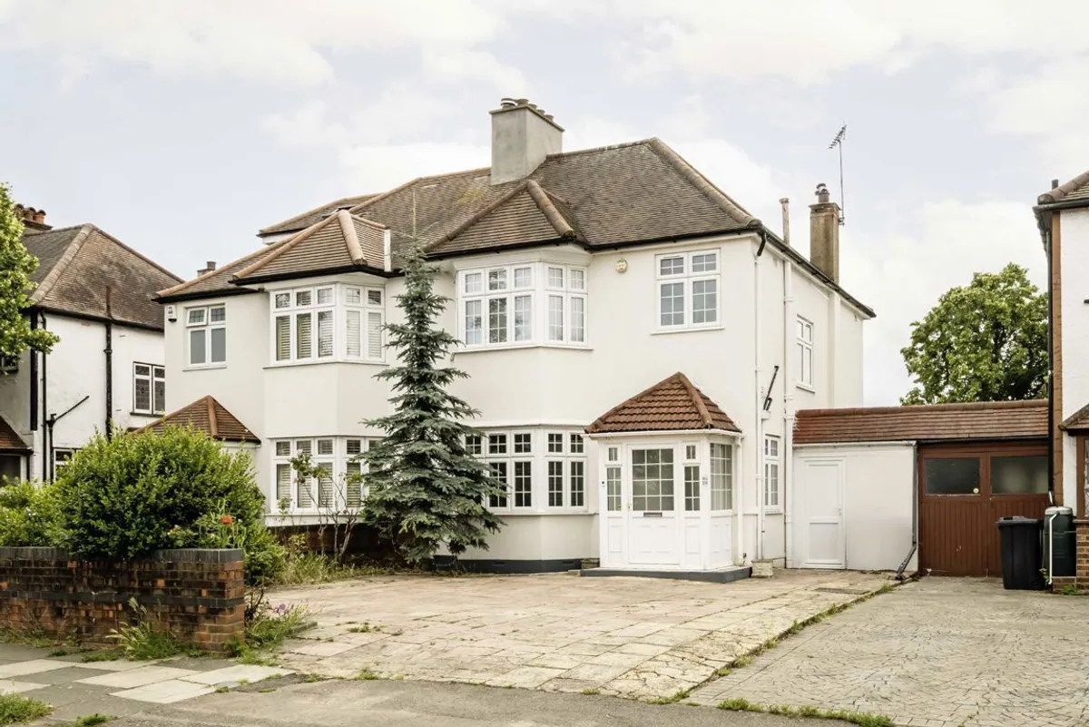 House Pope's Lane in Greater London