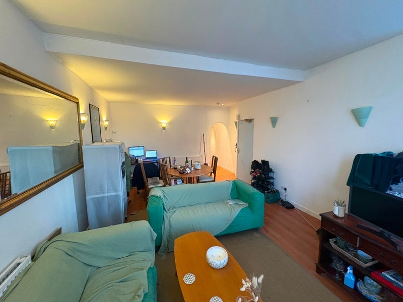 Room Albany Road in Cardiff