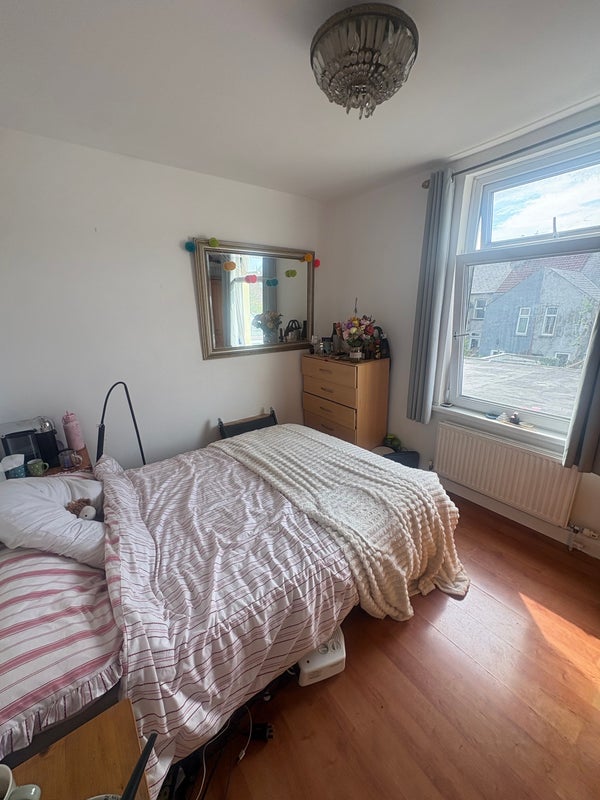 Room Albany Road in Cardiff