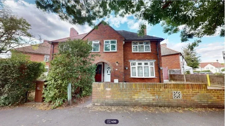 House Clementhorpe Road in Greater London