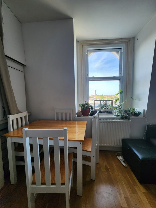 Flat Evandale Road in Greater London